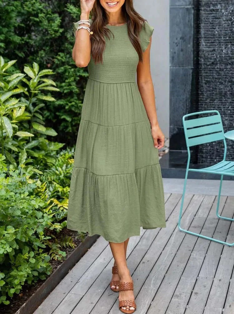 "Lång klänning med eleganta veck för kvinnor, idealisk för sommar, i ljusa färger som grön och rosa."