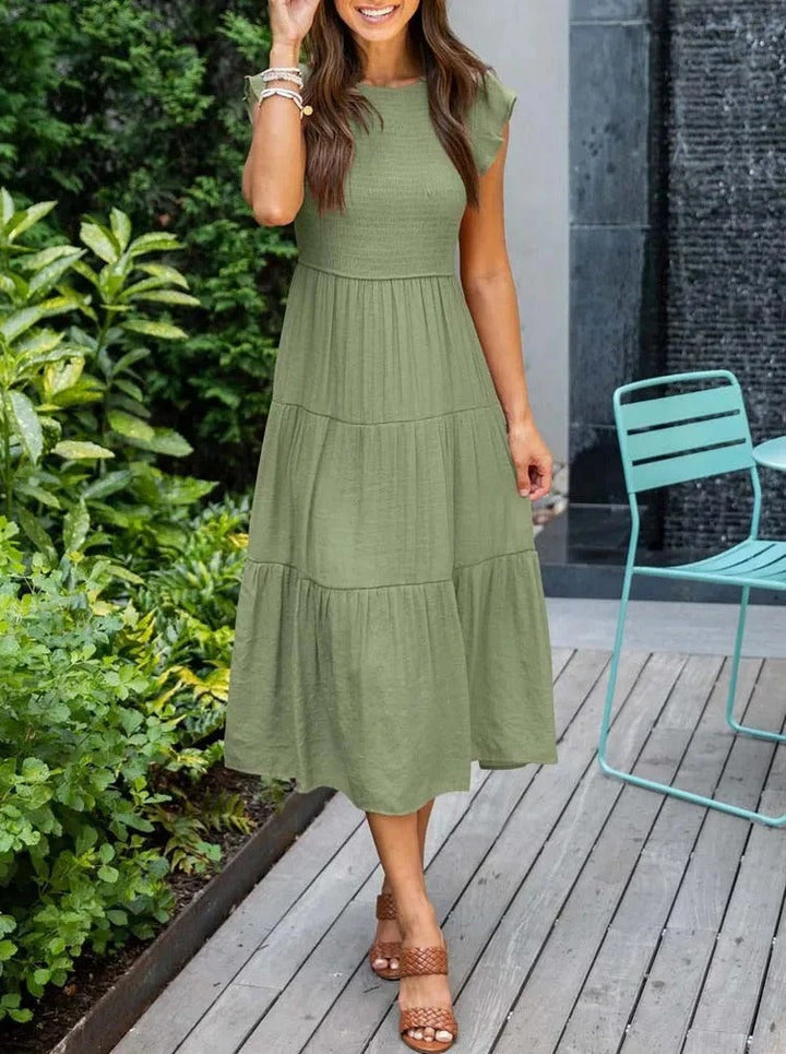 "Lång klänning med eleganta veck för kvinnor, idealisk för sommar, i ljusa färger som grön och rosa."