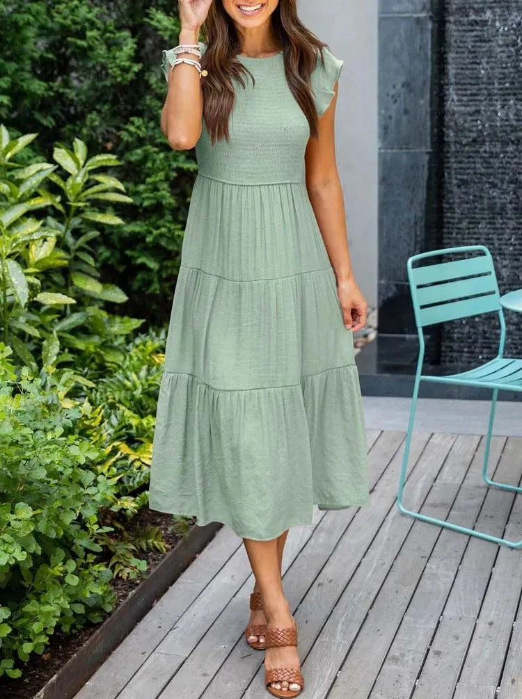 "Lång klänning med eleganta veck för kvinnor, idealisk för sommar, i ljusa färger som grön och rosa."