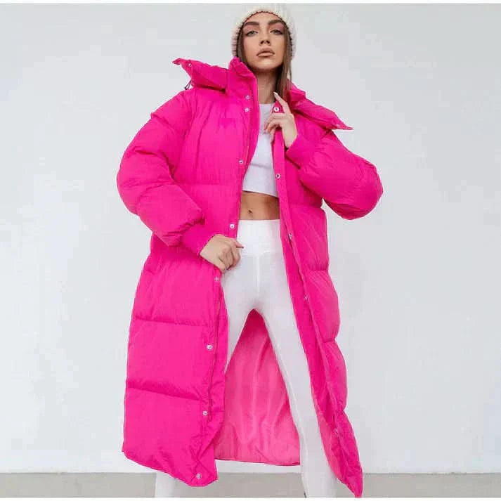 "Lång quiltad dunkappa dam med huva, oversized passform, varm vaddering, perfekt för vinterdagar och stilriktig komfort."