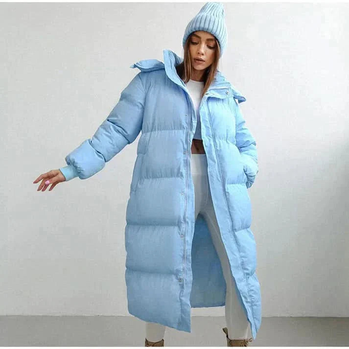"Lång quiltad dunkappa dam med huva, oversized passform, varm vaddering, perfekt för vinterdagar och stilriktig komfort."