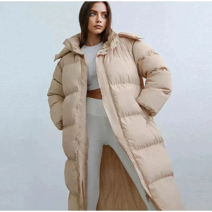 "Lång quiltad dunkappa dam med huva, oversized passform, varm vaddering, perfekt för vinterdagar och stilriktig komfort."