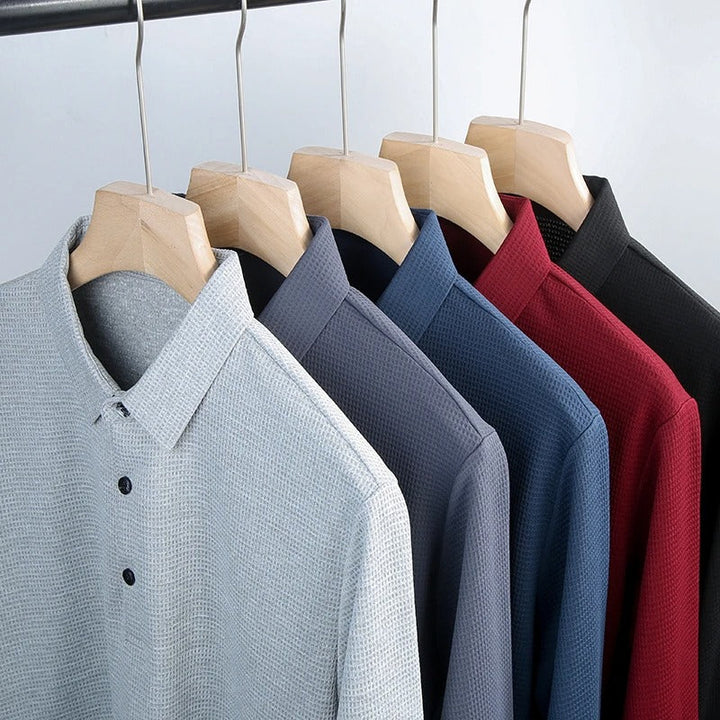 "Långärmad pikétröja för män med strukturerad krage, andningsbart material, stilren business casual-look."