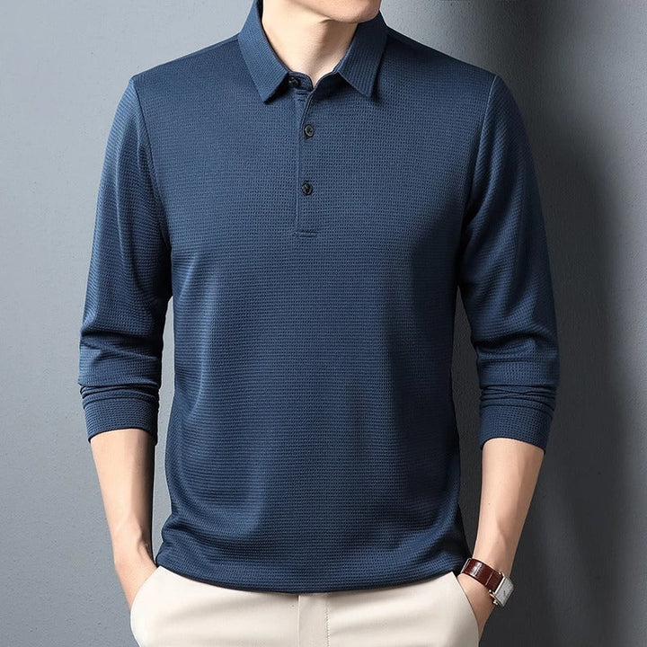"Långärmad pikétröja för män med strukturerad krage, andningsbart material, stilren business casual-look."