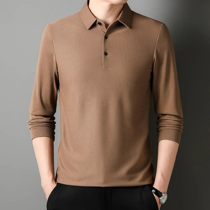 "Långärmad pikétröja för män med strukturerad krage, andningsbart material, stilren business casual-look."