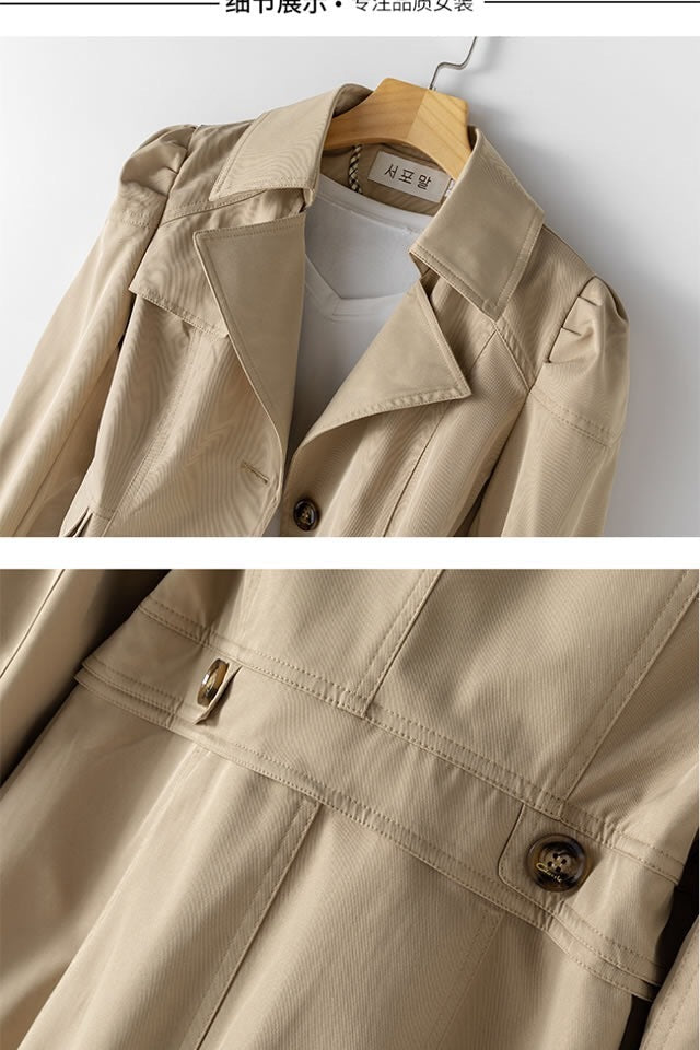 "Lätt och stilren kort trenchcoat i krämvitt med klassiska knappar och fickor, perfekt för sommaroutfits."