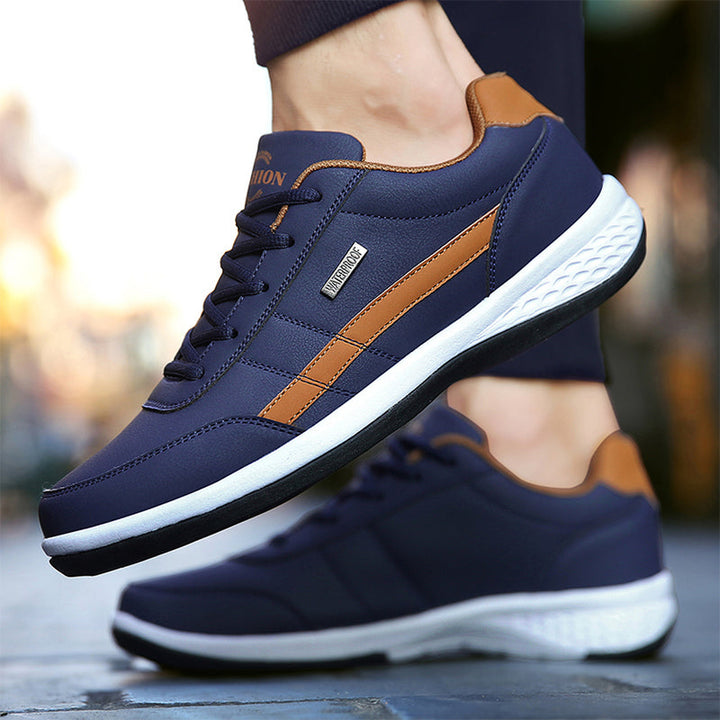 "Lätta herrsneakers i svart, brun och grå, med rund tå och snörningsfri design för komfort och stil."