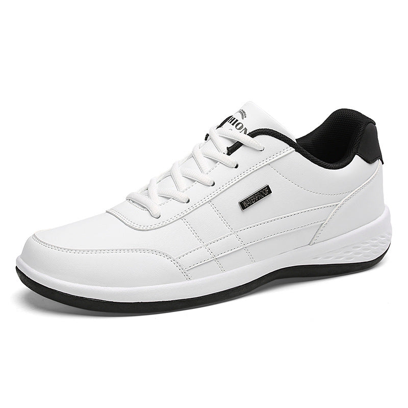 "Lätta herrsneakers i svart, brun och grå, med rund tå och snörningsfri design för komfort och stil."