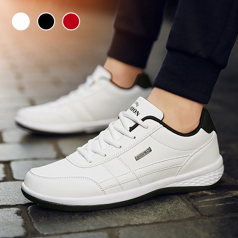 "Lätta herrsneakers i svart, brun och grå, med rund tå och snörningsfri design för komfort och stil."