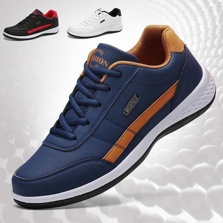 "Lätta herrsneakers i svart, brun och grå, med rund tå och snörningsfri design för komfort och stil."