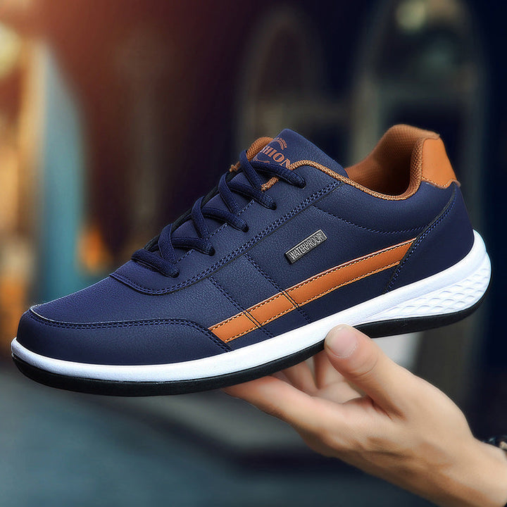 "Lätta herrsneakers i svart, brun och grå, med rund tå och snörningsfri design för komfort och stil."