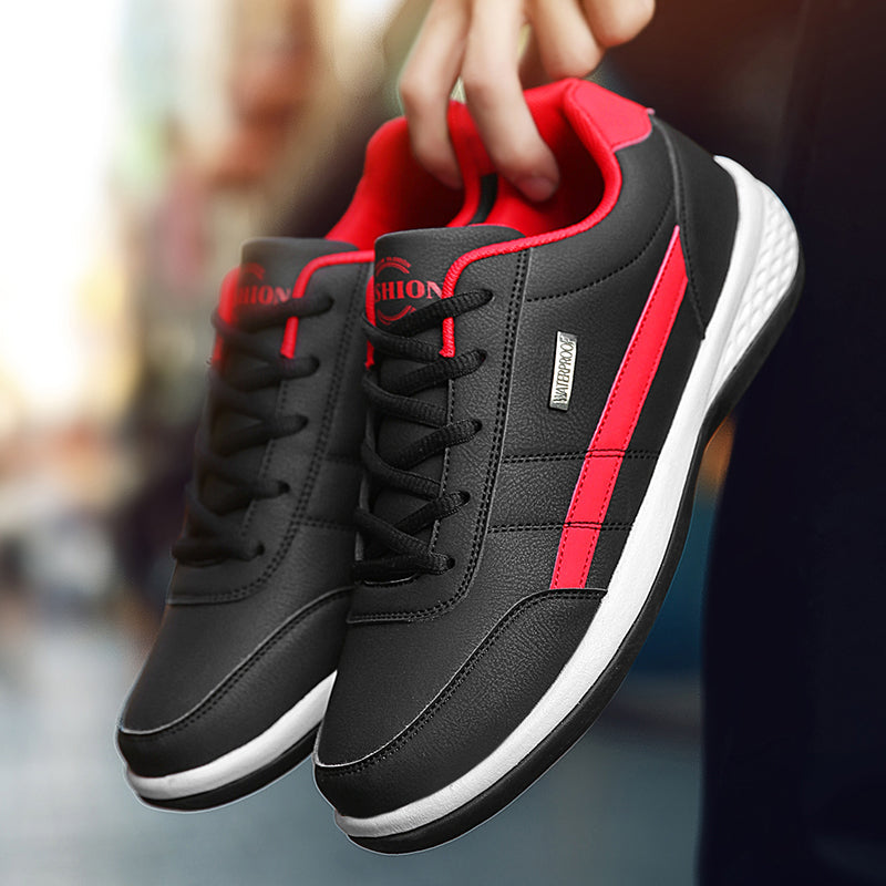 "Lätta herrsneakers i svart, brun och grå, med rund tå och snörningsfri design för komfort och stil."