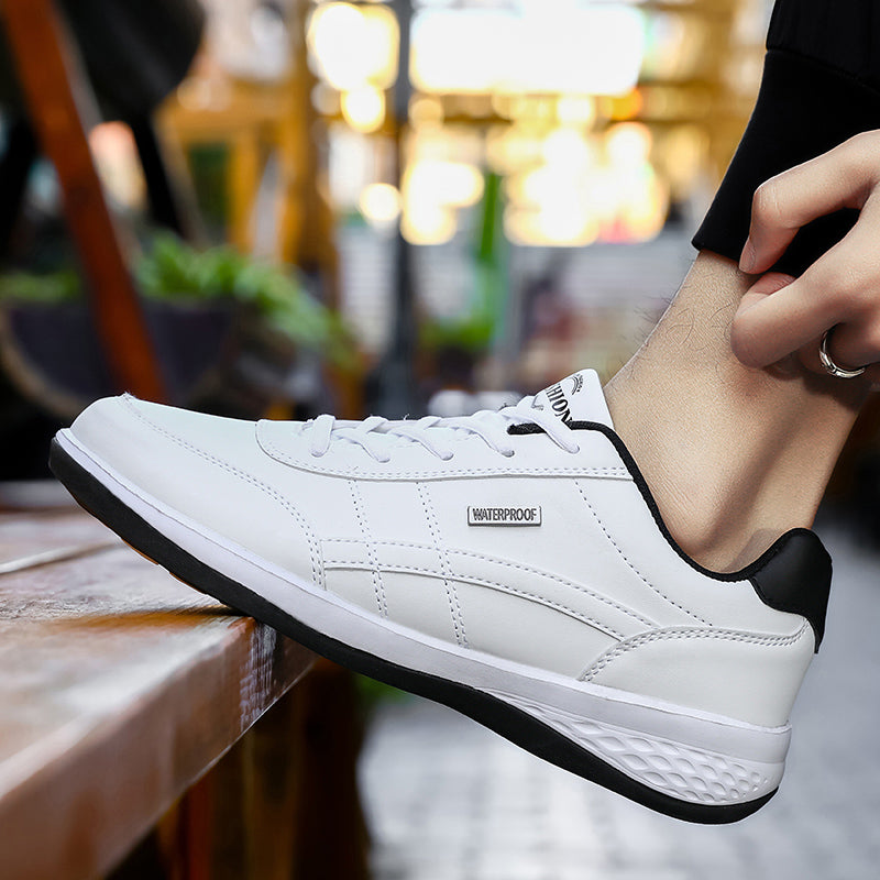 "Lätta herrsneakers i svart, brun och grå, med rund tå och snörningsfri design för komfort och stil."