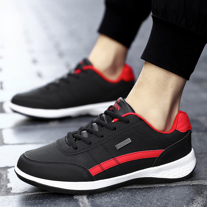"Lätta herrsneakers i svart, brun och grå, med rund tå och snörningsfri design för komfort och stil."