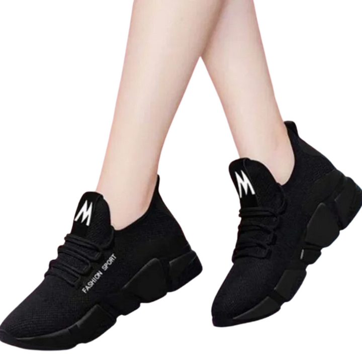 "Lättviktiga damsneakers i lila, rött, svart och vitt med andningsbart meshmaterial och flexibel, halkfri sula."