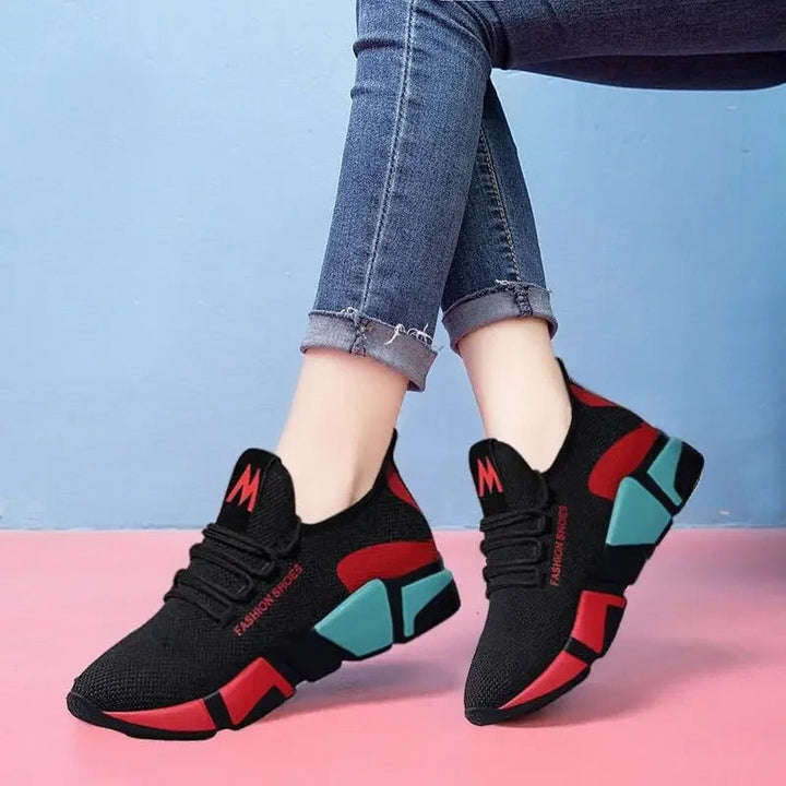 "Lättviktiga damsneakers i lila, rött, svart och vitt med andningsbart meshmaterial och flexibel, halkfri sula."