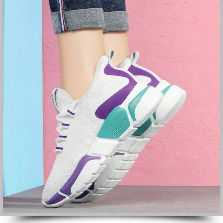 "Lättviktiga damsneakers i lila, rött, svart och vitt med andningsbart meshmaterial och flexibel, halkfri sula."