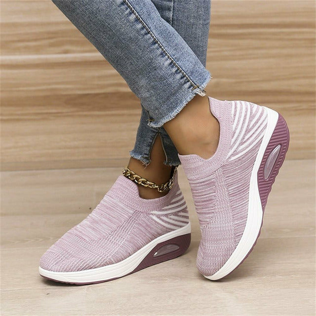Lättviktiga slip-on sneakers för kvinnor, randigt mönster, perfekt för alla årstider och tillfällen, stilrena och bekväma.