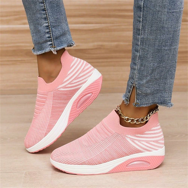 Lättviktiga slip-on sneakers för kvinnor, randigt mönster, perfekt för alla årstider och tillfällen, stilrena och bekväma.