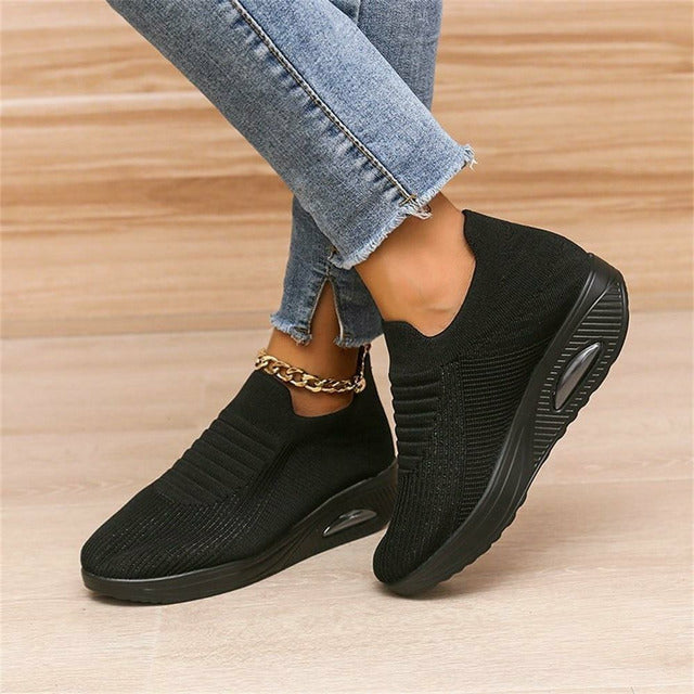 Lättviktiga slip-on sneakers för kvinnor, randigt mönster, perfekt för alla årstider och tillfällen, stilrena och bekväma.