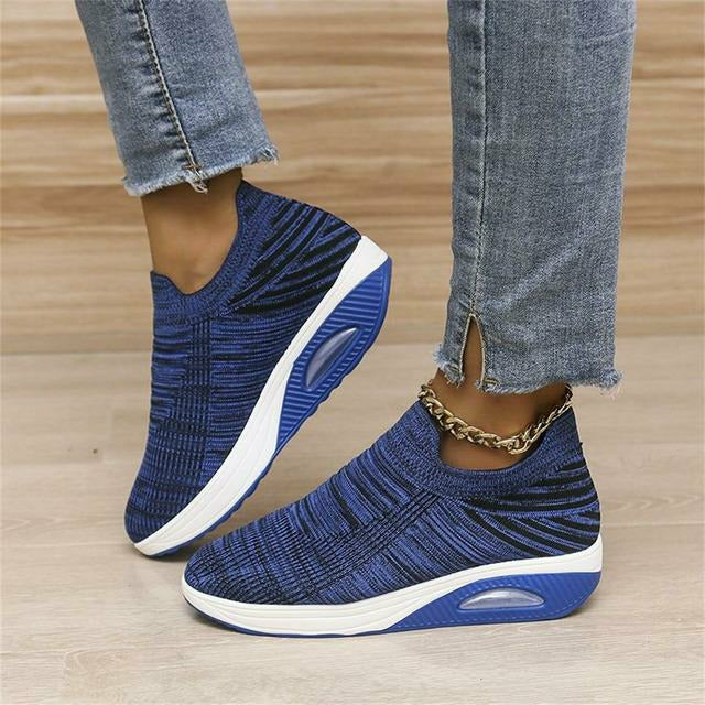 Lättviktiga slip-on sneakers för kvinnor, randigt mönster, perfekt för alla årstider och tillfällen, stilrena och bekväma.
