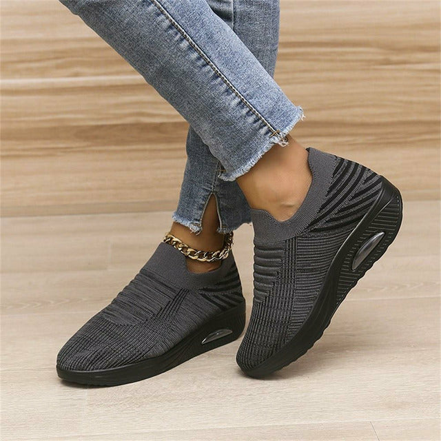 Lättviktiga slip-on sneakers för kvinnor, randigt mönster, perfekt för alla årstider och tillfällen, stilrena och bekväma.
