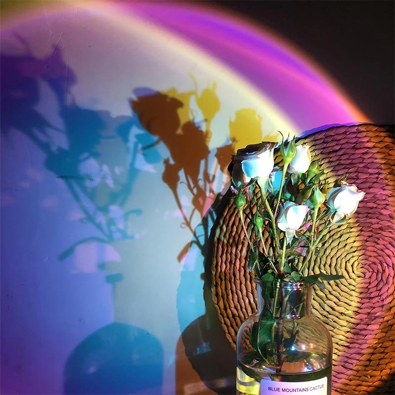 "LED golvlampa med justerbart huvud och färgrika projektioner skapar en romantisk och modern atmosfär i hemmet."