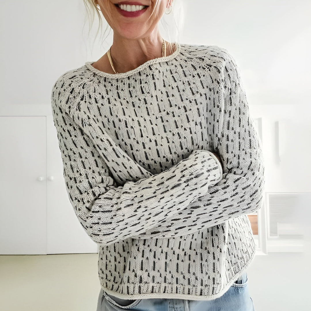 "Linnea stickad tröja i beige med subtilt mönster, rund hals och perfekt passform för höst och vinter."