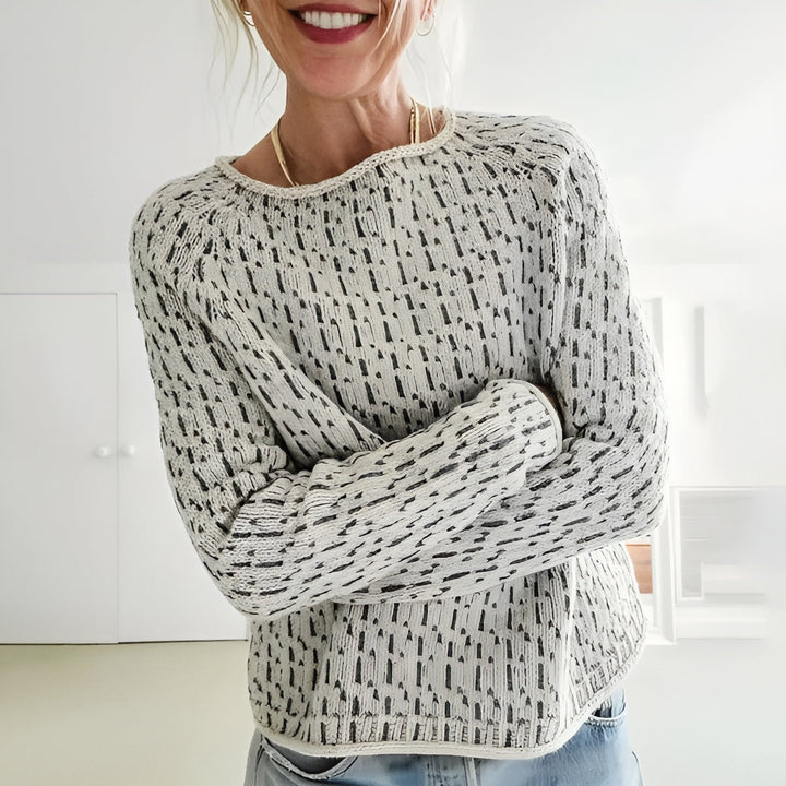 "Linnea stickad tröja i beige med subtilt mönster, rund hals och perfekt passform för höst och vinter."
