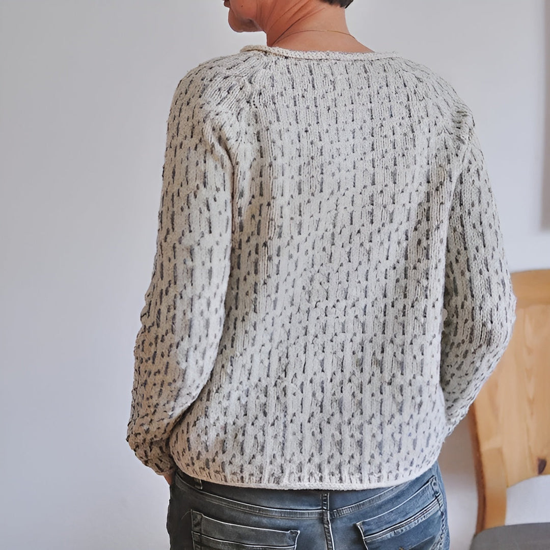 "Linnea stickad tröja i beige med subtilt mönster, rund hals och perfekt passform för höst och vinter."