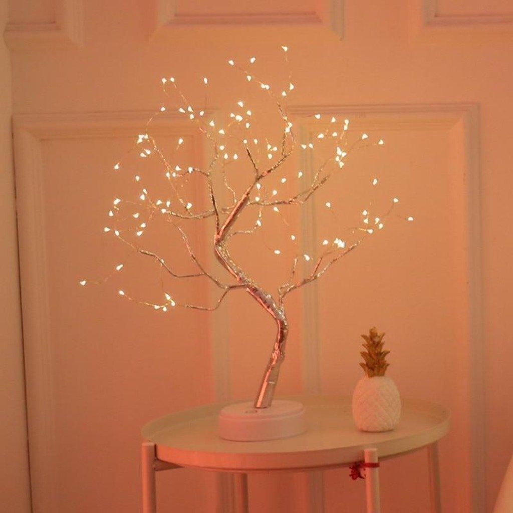 "Ljusande Andeträ bonsaiträd med LED, elegant koppartråd, sprider magisk glöd, perfekt för heminredning."