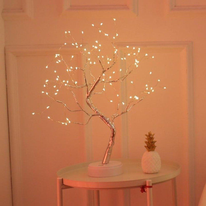"Ljusande Andeträ bonsaiträd med LED, elegant koppartråd, sprider magisk glöd, perfekt för heminredning."