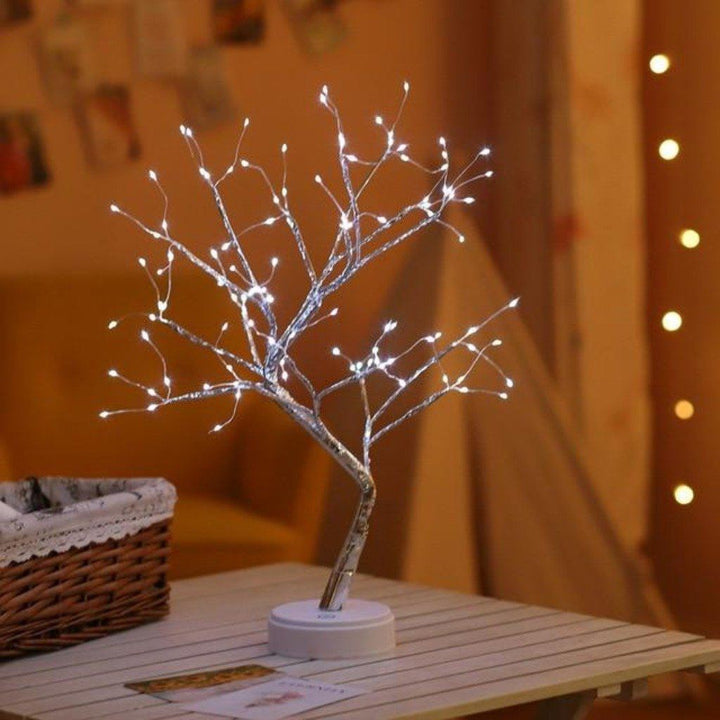 "Ljusande Andeträ bonsaiträd med LED, elegant koppartråd, sprider magisk glöd, perfekt för heminredning."