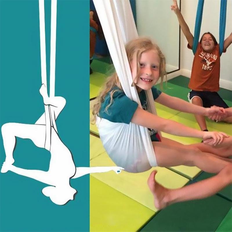 "Ljusblå barn frihetsgunga för inomhus och utomhus, hängd, säker och bekväm, främjar lek och social interaktion."