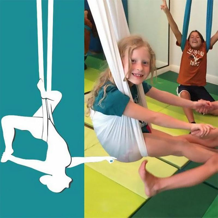 "Ljusblå barn frihetsgunga för inomhus och utomhus, hängd, säker och bekväm, främjar lek och social interaktion."