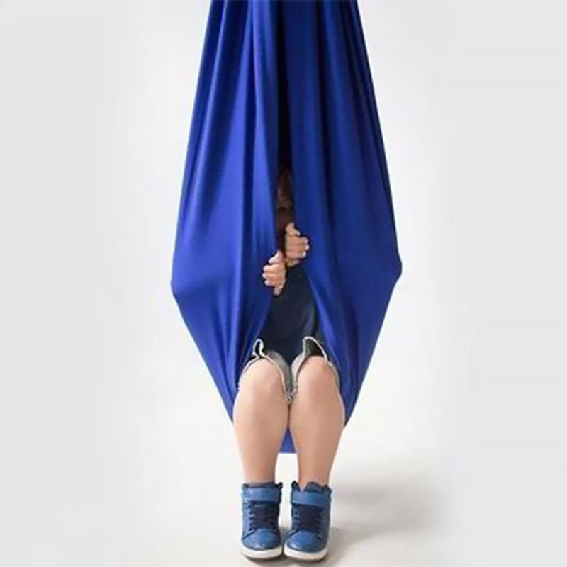 "Ljusblå barn frihetsgunga för inomhus och utomhus, hängd, säker och bekväm, främjar lek och social interaktion."