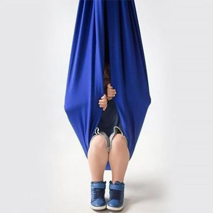 "Ljusblå barn frihetsgunga för inomhus och utomhus, hängd, säker och bekväm, främjar lek och social interaktion."