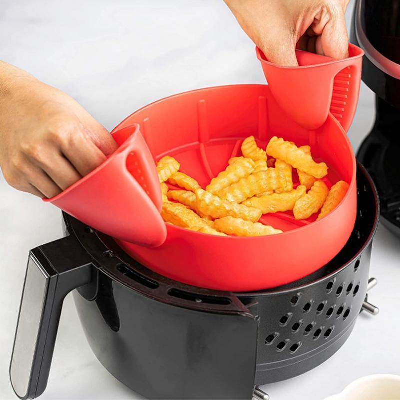 "Luftfritös-bricka i röd/grå silikon, non-stick yta, liten/stor, för jämn tillagning och renare fritös."
