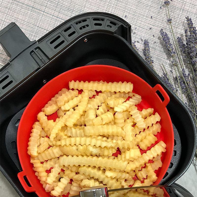"Luftfritös-bricka i röd/grå silikon, non-stick yta, liten/stor, för jämn tillagning och renare fritös."