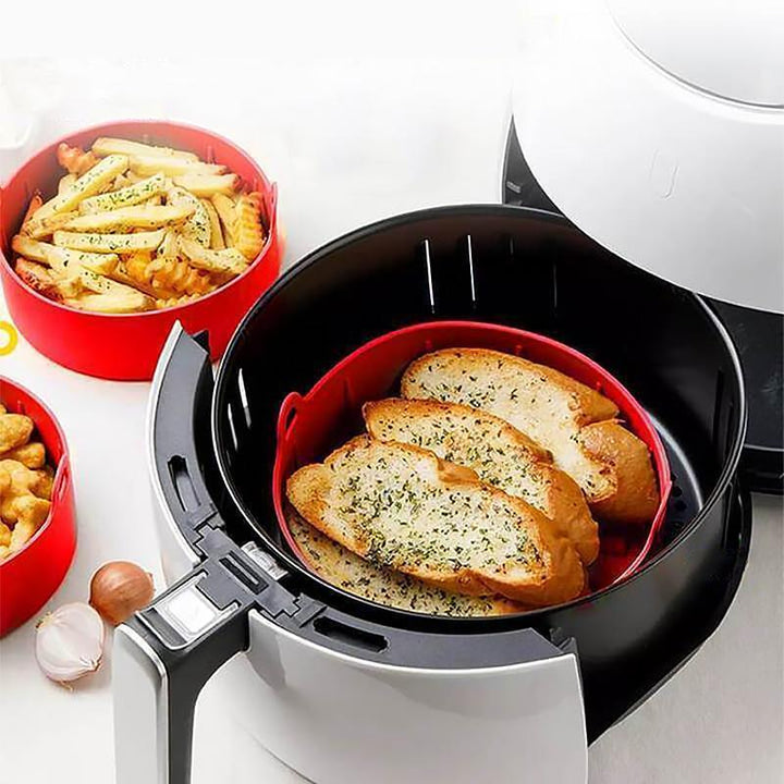 "Luftfritös-bricka i röd/grå silikon, non-stick yta, liten/stor, för jämn tillagning och renare fritös."