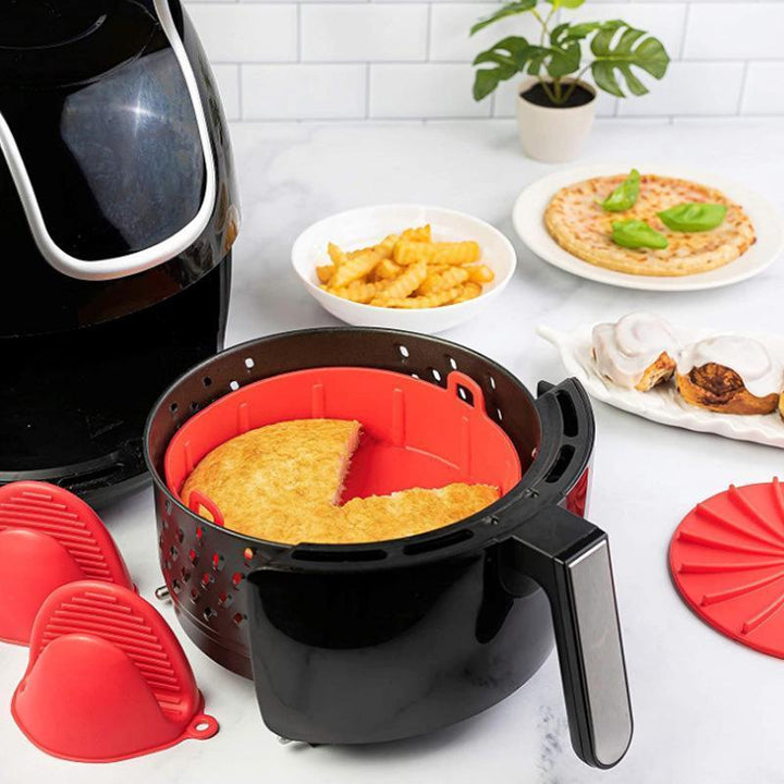 "Luftfritös-bricka i röd/grå silikon, non-stick yta, liten/stor, för jämn tillagning och renare fritös."