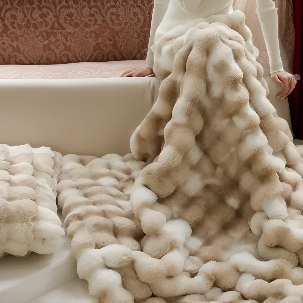 "Lyxig fuskpäls värmefilt, mjuk och elegant, perfekt för mysigt hem och resor, beige ton med stilren design."