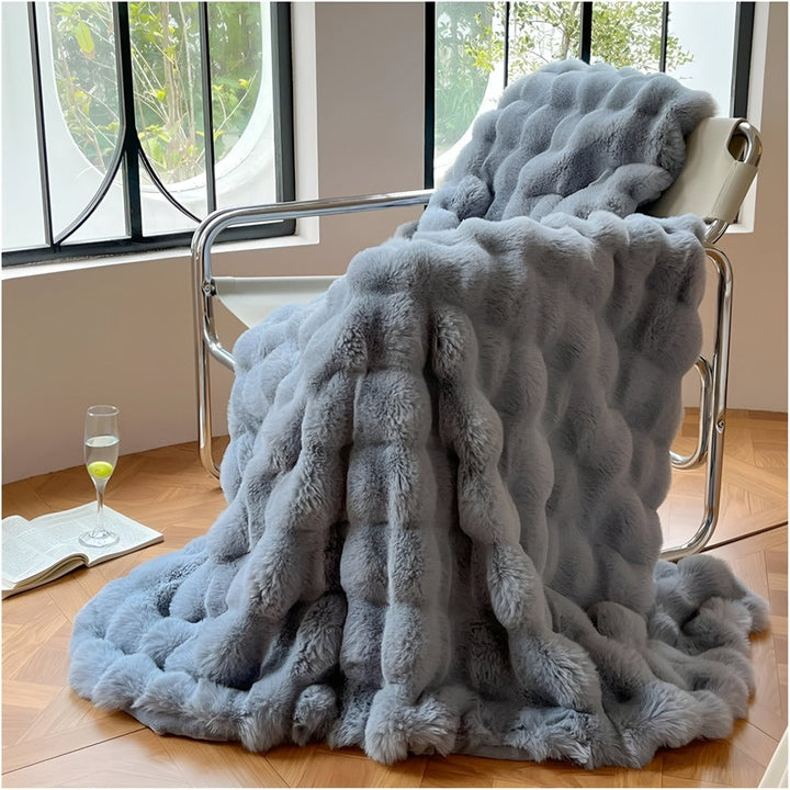 "Lyxig fuskpäls värmefilt, mjuk och elegant, perfekt för mysigt hem och resor, beige ton med stilren design."