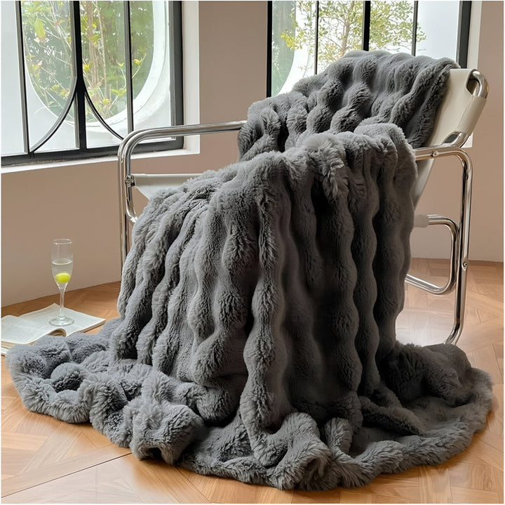 "Lyxig fuskpäls värmefilt, mjuk och elegant, perfekt för mysigt hem och resor, beige ton med stilren design."