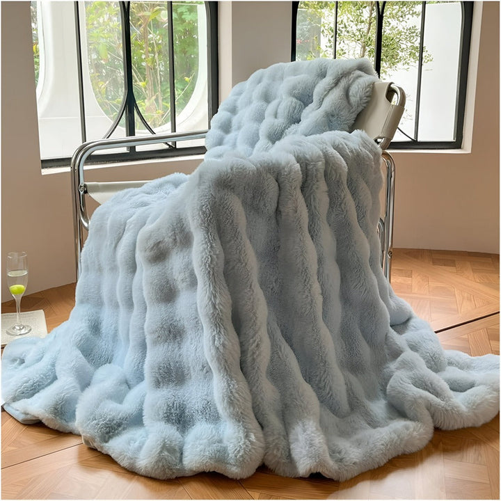 "Lyxig fuskpäls värmefilt, mjuk och elegant, perfekt för mysigt hem och resor, beige ton med stilren design."