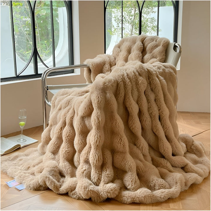 "Lyxig fuskpäls värmefilt, mjuk och elegant, perfekt för mysigt hem och resor, beige ton med stilren design."