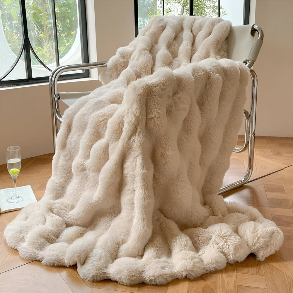 "Lyxig fuskpäls värmefilt, mjuk och elegant, perfekt för mysigt hem och resor, beige ton med stilren design."
