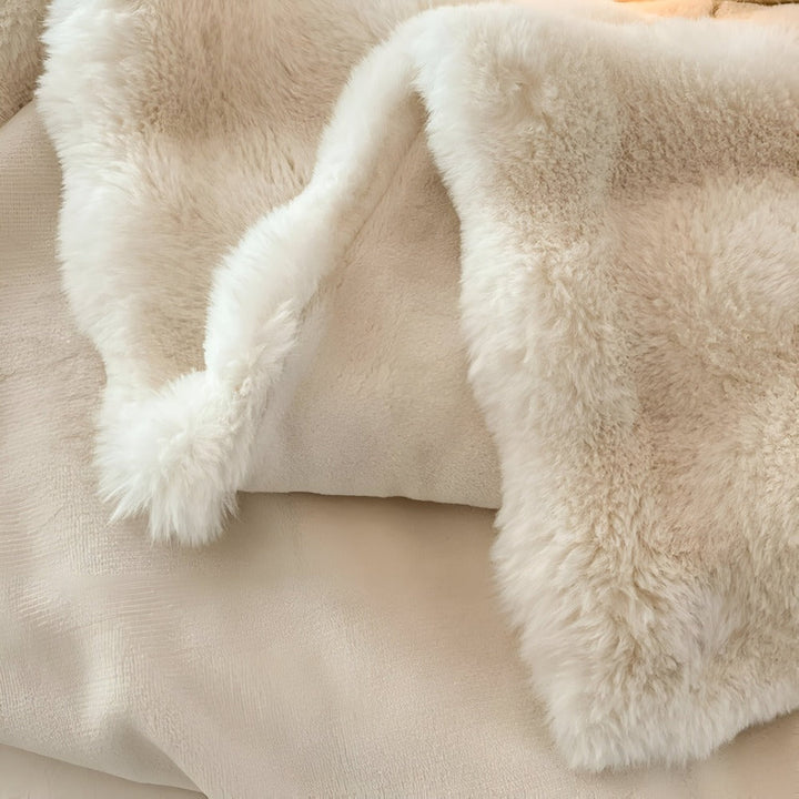 "Lyxig fuskpäls värmefilt, mjuk och elegant, perfekt för mysigt hem och resor, beige ton med stilren design."