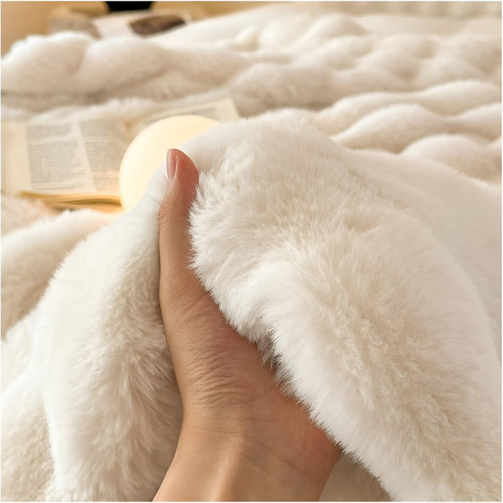 "Lyxig fuskpäls värmefilt, mjuk och elegant, perfekt för mysigt hem och resor, beige ton med stilren design."