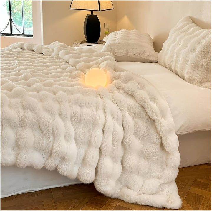 "Lyxig fuskpäls värmefilt, mjuk och elegant, perfekt för mysigt hem och resor, beige ton med stilren design."